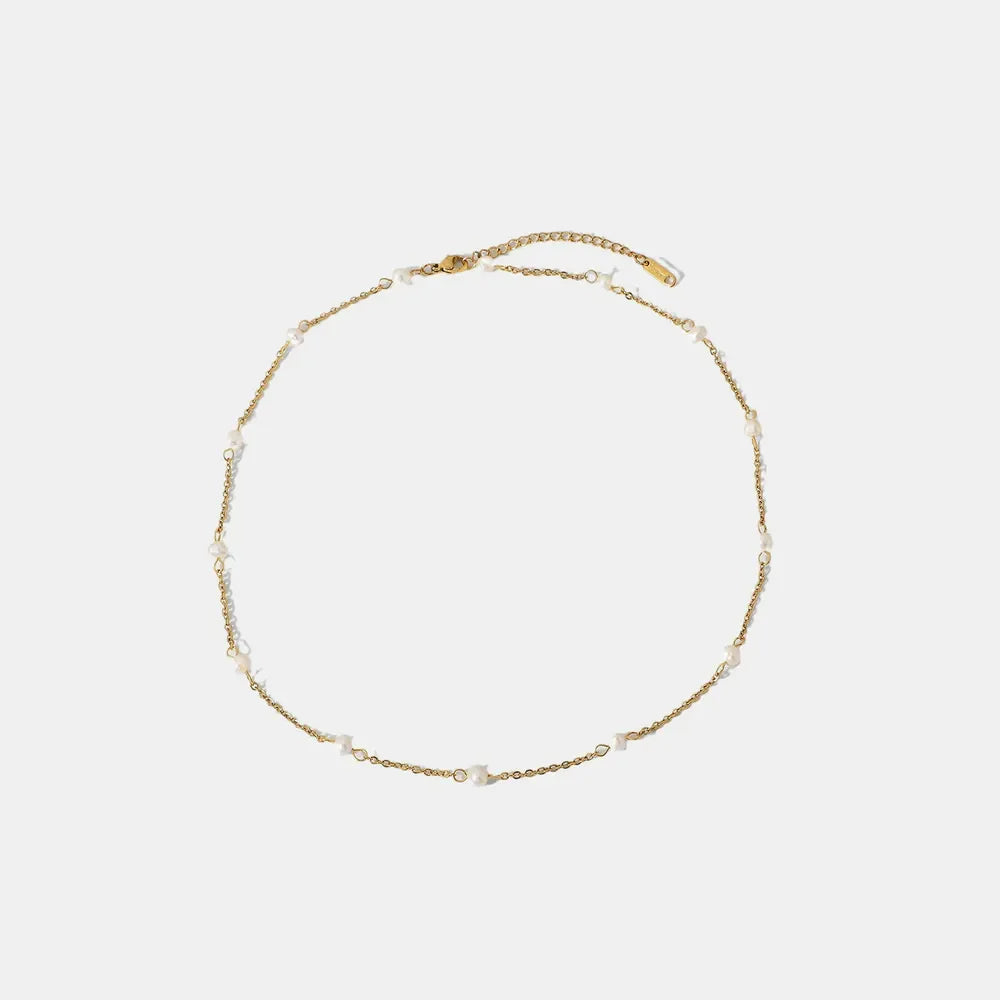 18K gold-plated freshwater pearl necklace with a delicate chain and luminous pearls, elegant jewelry accessory.