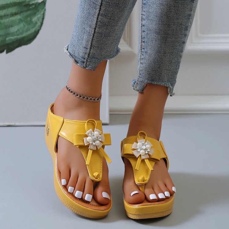Women's European and American flower flip flops by LadyShow.Store, large size beach shoes with colorful floral design and comfortable straps.