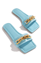 LadyShow.Store women's casual flat-bottom chain sandals and slippers featuring stylish cross straps and comfortable design.