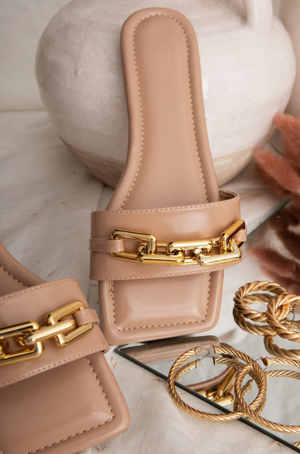LadyShow.Store women's casual flat bottom sandals with chain accents, featuring open toes and slip-on design for comfortable wear.