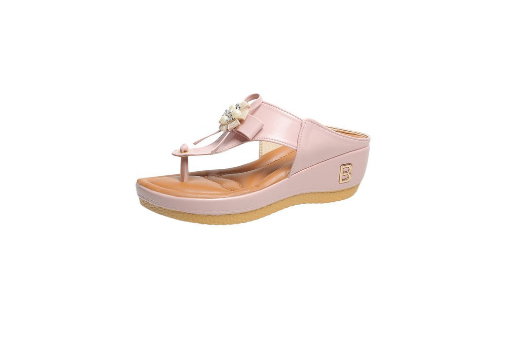 Women's European and American flower flip flops in large size, beach shoes with floral design and comfortable slip-on style.