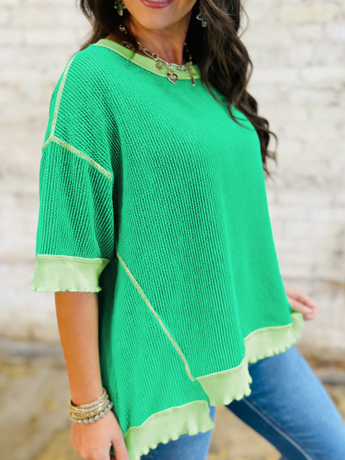 Women’s ribbed short sleeve T-shirt with twist hem and contrast stitching, stylish plush fashion hub top for casual wear.