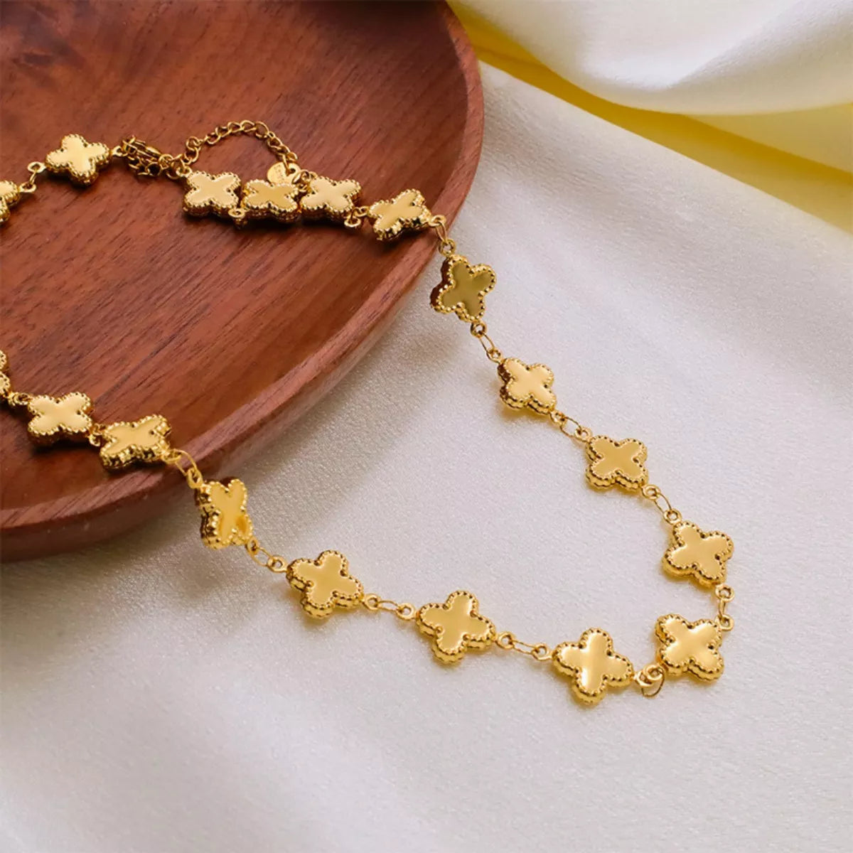 18K gold-plated clover charm necklace featuring a delicate chain and a four-leaf clover pendant, stylish jewelry accessory.