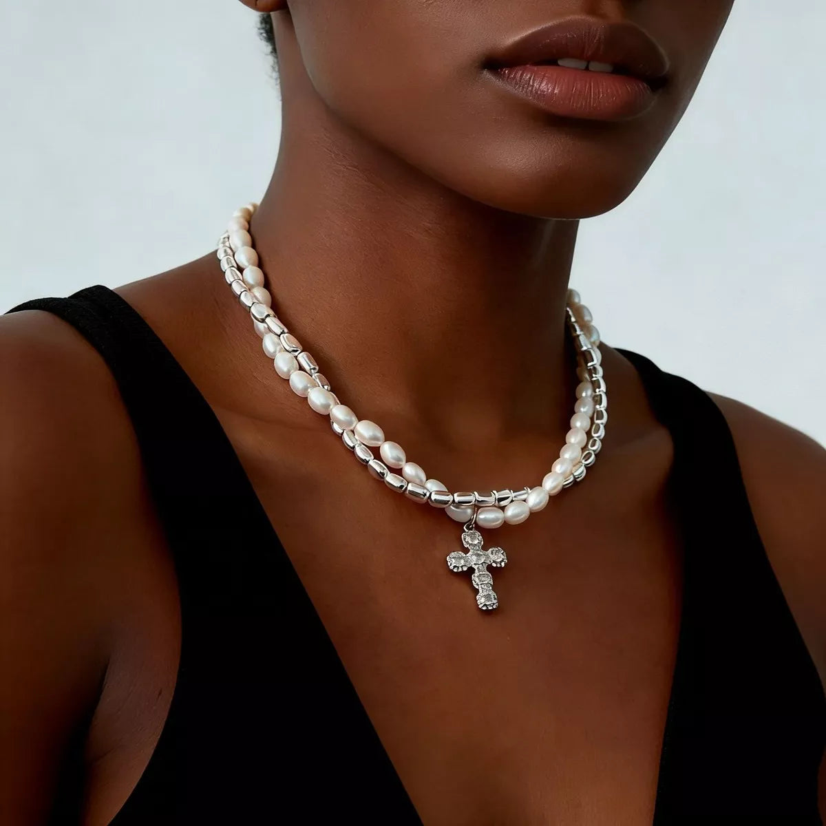 Elegant pearl alloy necklace with rhinestone cross pendant, featuring a stylish design and intricate details.
