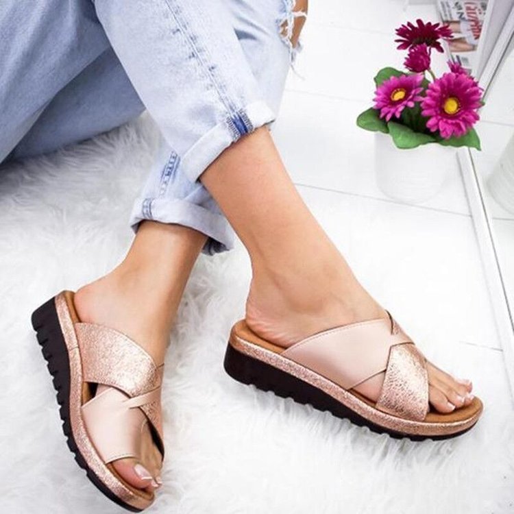 Women's solid color set toe beach slippers and outdoor sandals with flat soles, perfect for summer outdoor wear.