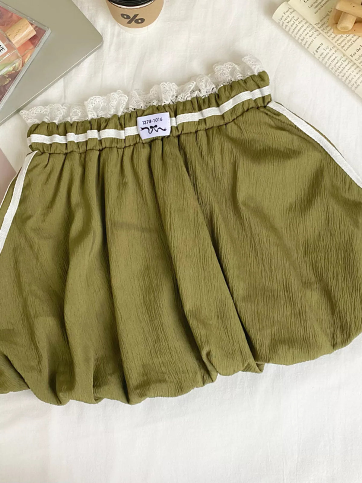 Lace trim elastic waist mini skirt in soft fabric, featuring a fitted silhouette and delicate lace details for a stylish look.