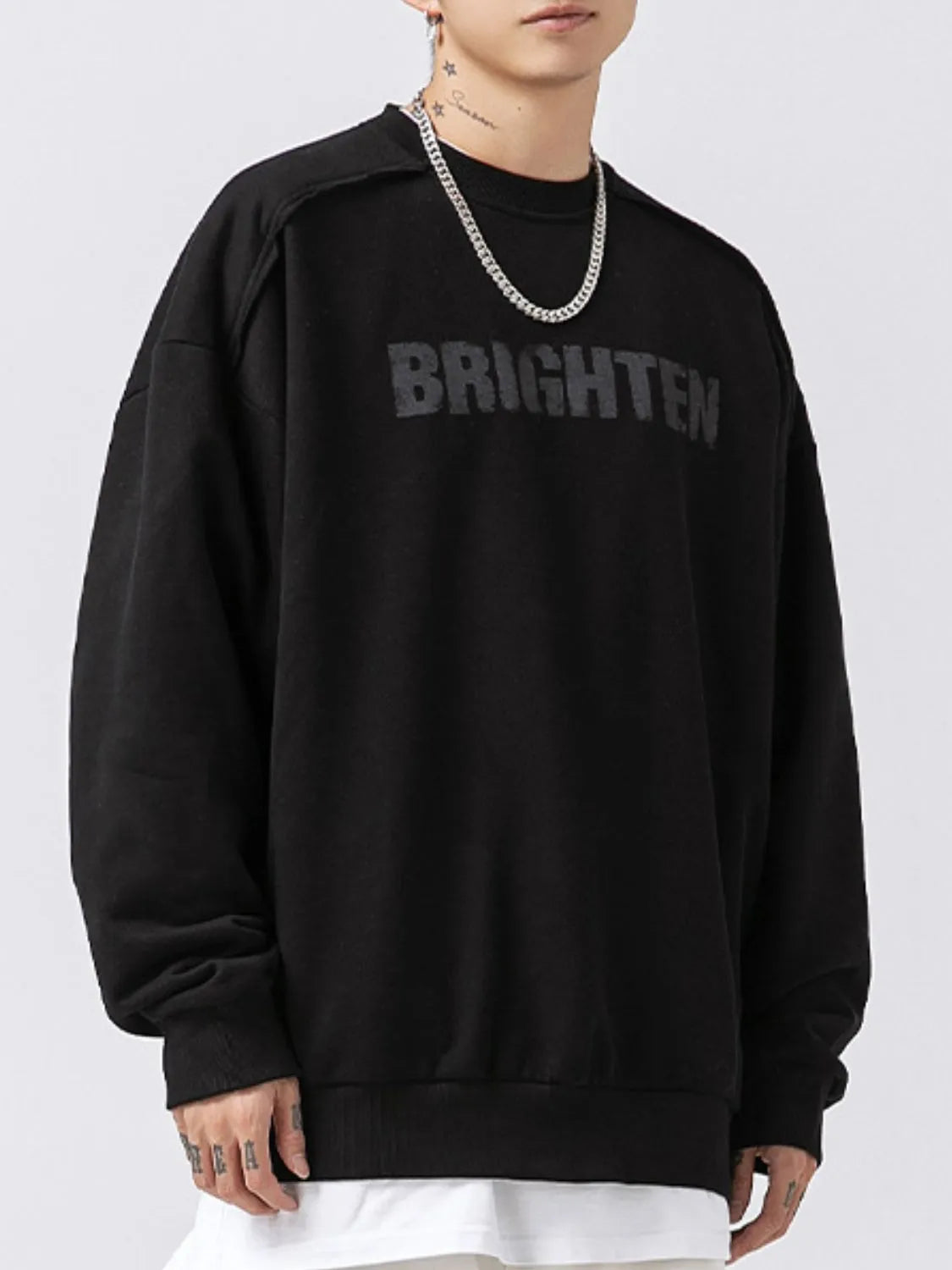 Men's long sleeve sweatshirt with a letter graphic design, round neck and casual fit, by Trendsi.