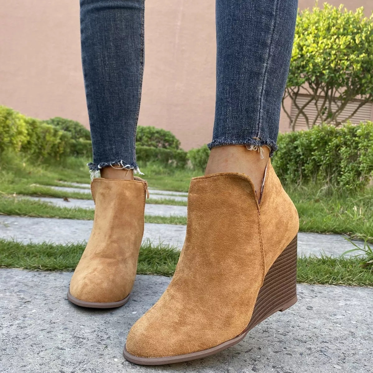 Round toe wedge ankle boots in black leather, trendy footwear with chunky heel and ankle strap from Trendsi.