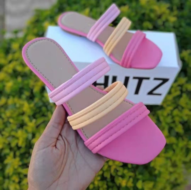 Plus size LadyShow.Store women's flat woven hollow slippers with color-matched beach sandals design, suitable for casual wear.