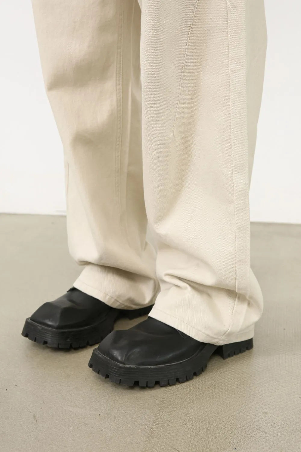 Men's baggy jeans with multiple pockets by Plush Fashion Hub, showcasing a relaxed fit and casual style.