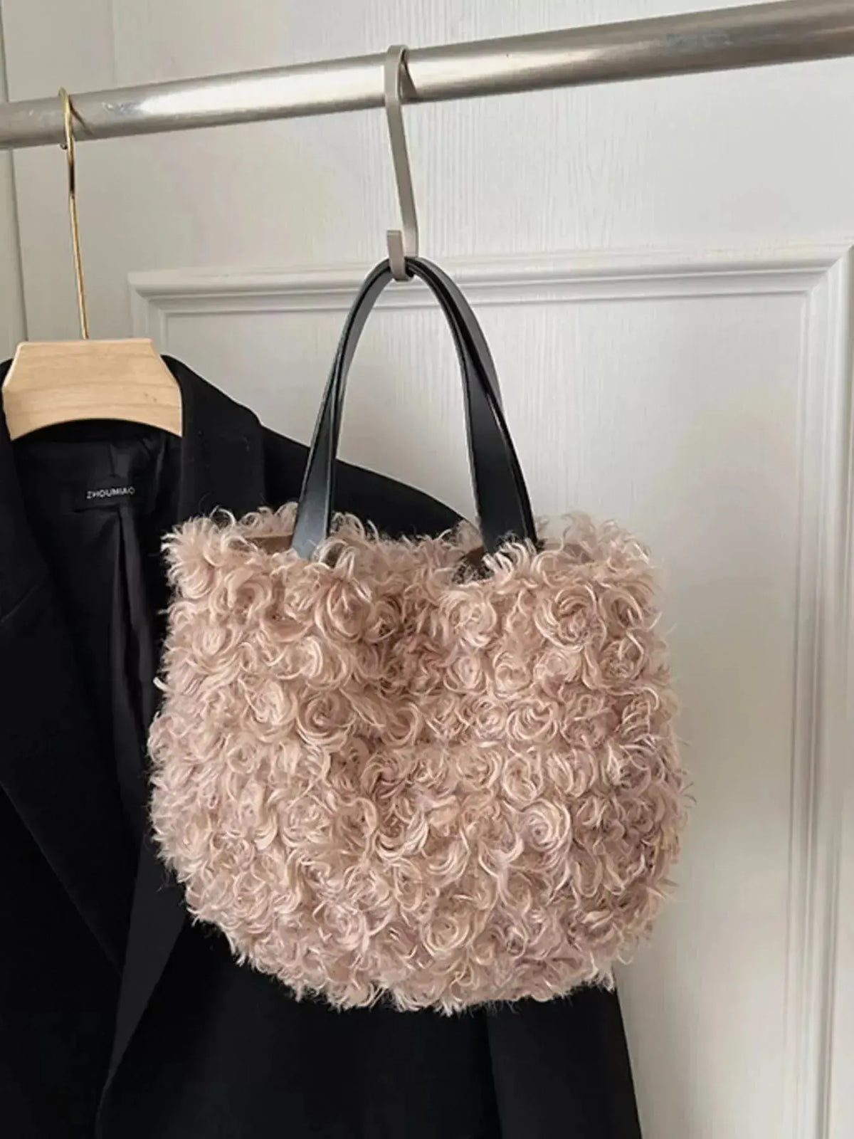 Lightweight plush faux fur shoulder handbag from Plush Fashion Hub, soft and fluffy with a stylish design.