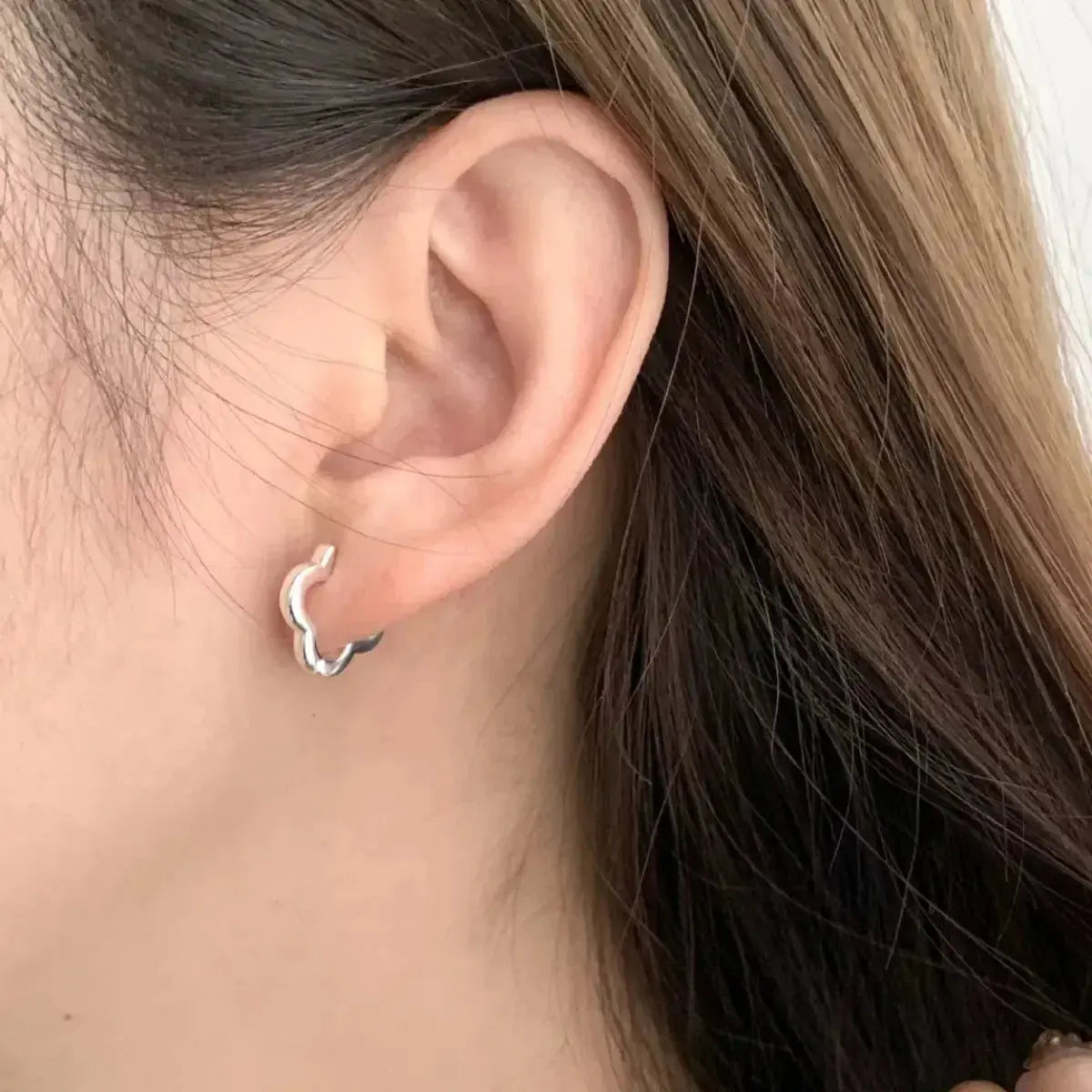 925 sterling silver four-leaf clover stud earrings, lucky jewelry featuring green accents and a delicate floral design.