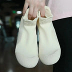 Lightweight Plush Fashion Hub non-slip sneakers for yoga and fitness, breathable athletic footwear with wear-resistant sole.
