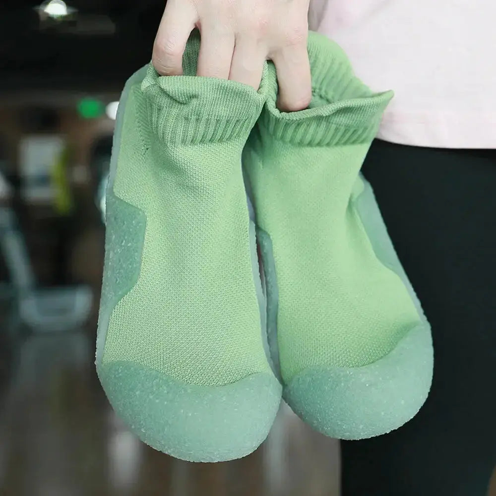 Lightweight Plush Fashion Hub non-slip sneakers designed for yoga and fitness, featuring breathable, wear-resistant athletic footwear.
