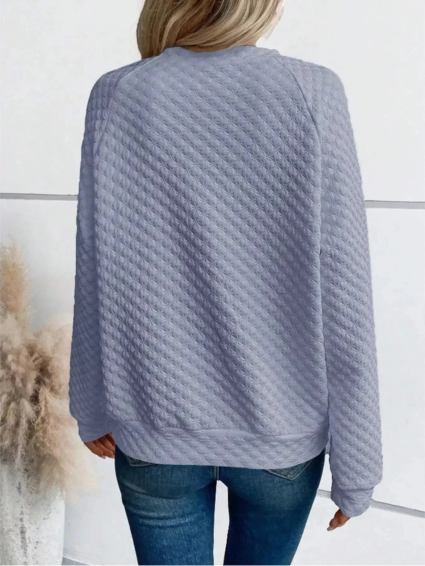 Women's plush fashion raglan waffle-knit sweatshirt with notched sleeves, soft textured pullover for cozy casual wear.