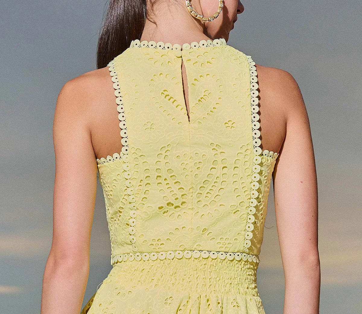 Casual women's sleeveless long skirt and matching top set with pockets, perfect for spring and summer vacation wear.