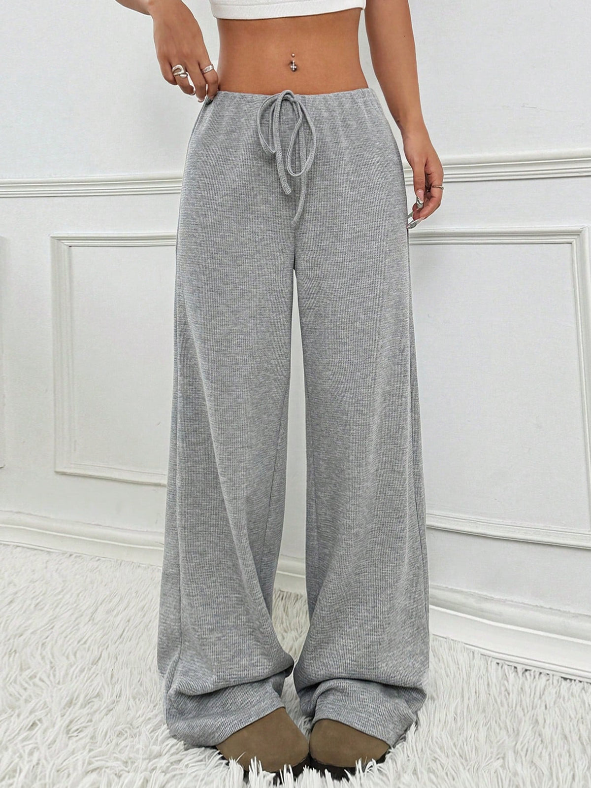 Women’s casual striped straight-leg pants with rubber band waist and drawstring, in solid color for autumn and winter.