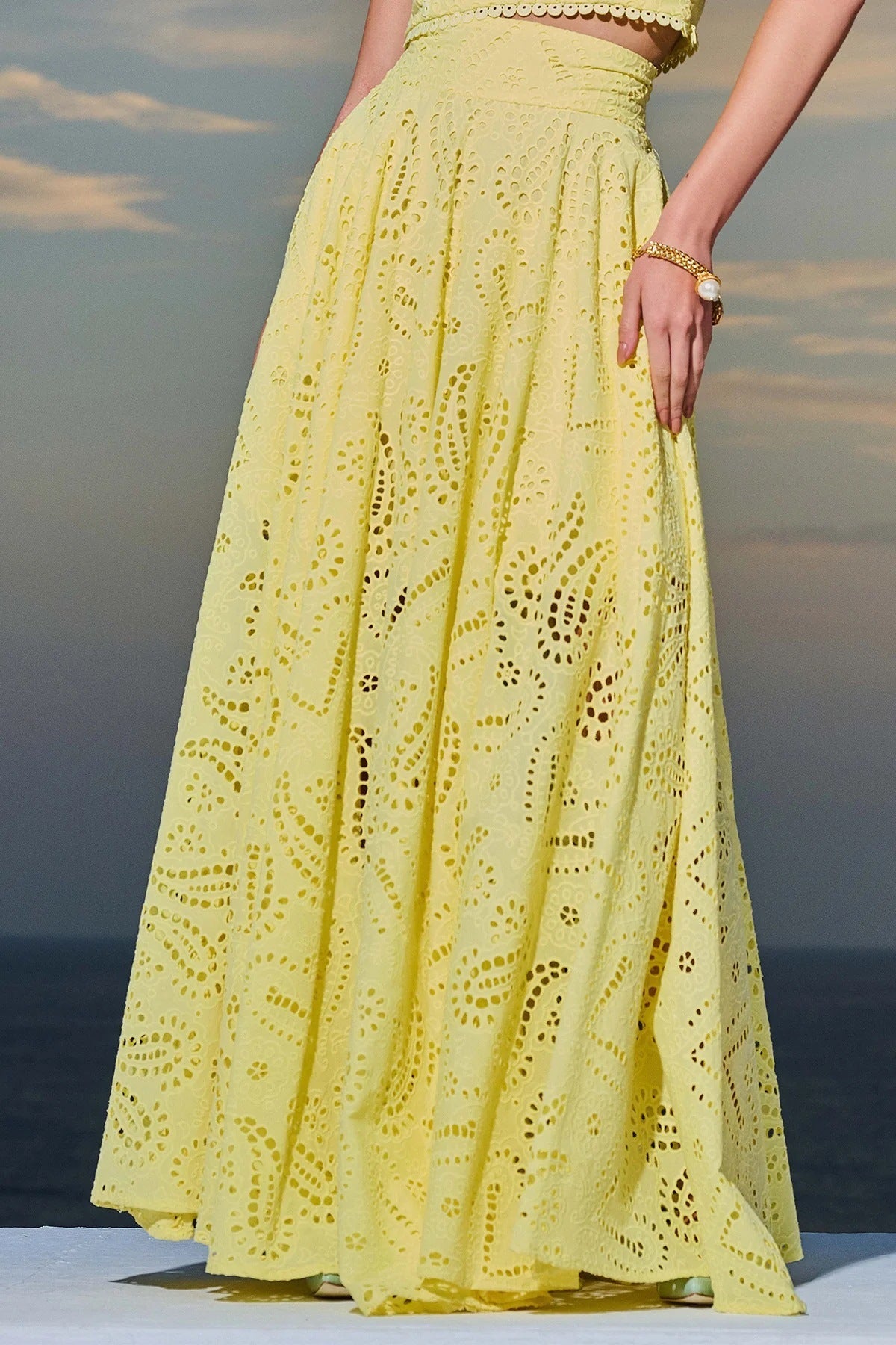 Casual women's sleeveless long skirt and matching top set with pockets, perfect for spring and summer vacation wear.