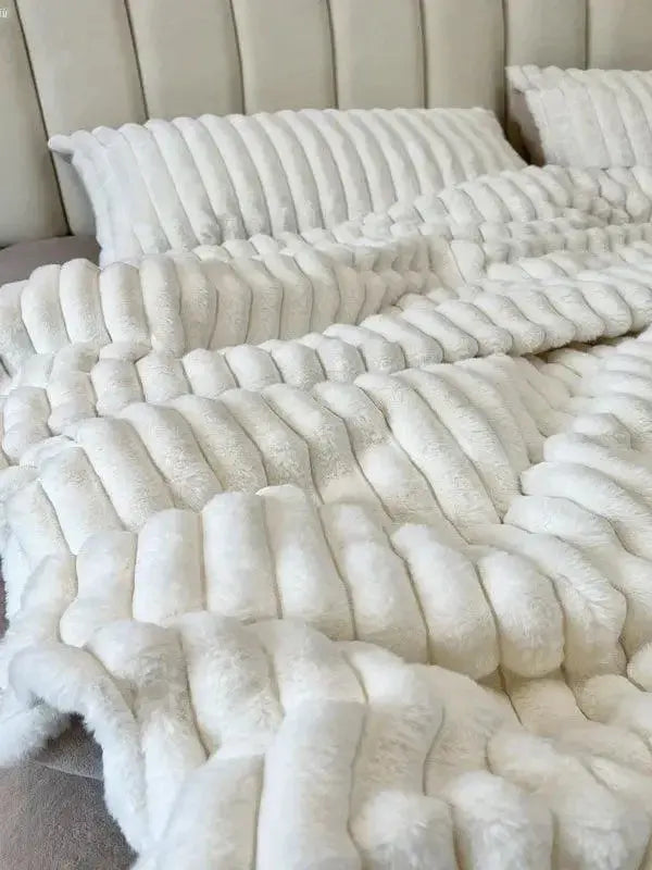 Ultra-soft Plush Fashion Hub rabbit flannel 4-piece bed sheet set, warm winter bedding with cozy, plush material.