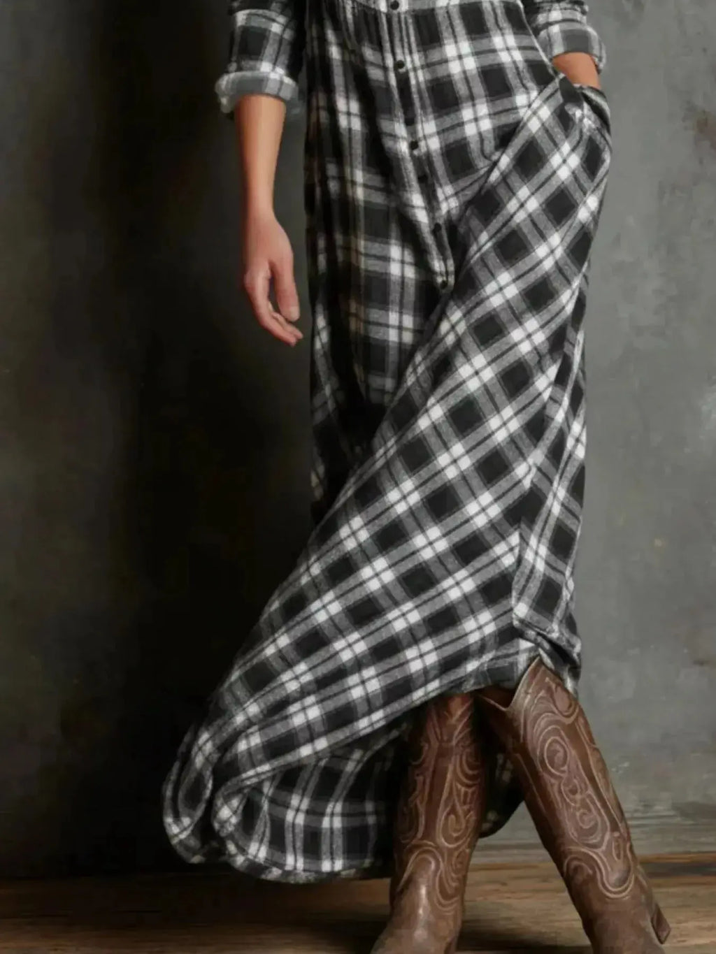 Women’s classic plaid maxi dress with button-down front and pockets, casual style by Trendsi.