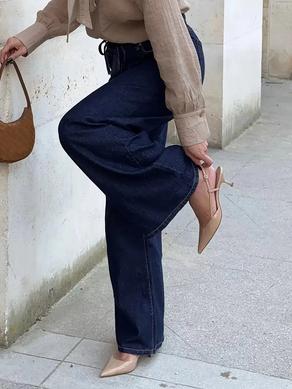 Women’s high-waisted tied loose fit flare jeans in relaxed denim style, featuring a flattering silhouette and casual denim fabric.
