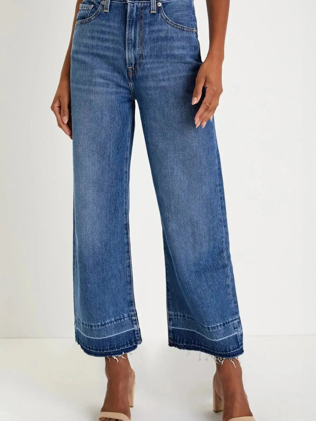 Women’s high-waisted wide-leg washed denim jeans with a relaxed fit, showcasing a casual, stylish look.