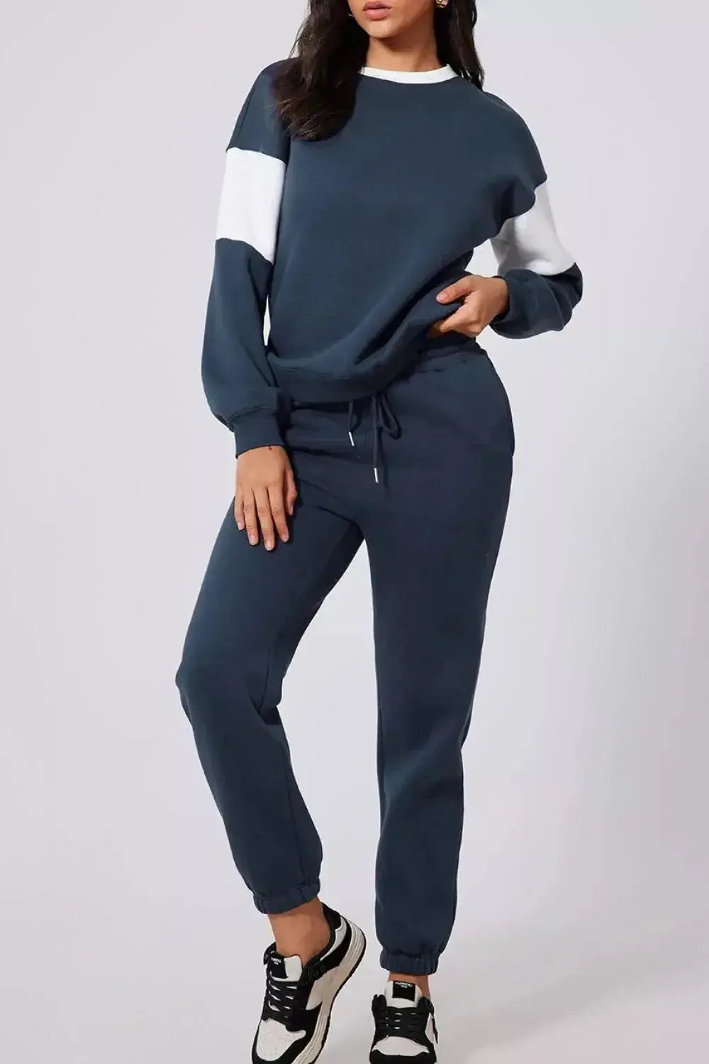 Women’s oversized drop shoulder sweatshirt and joggers loungewear set from Plush Fashion Hub, comfortable and casual jogging suit.