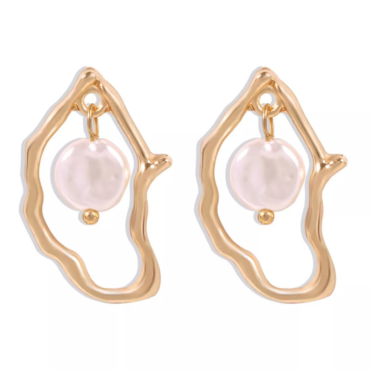 18K gold-plated pearl earrings featuring elegant white pearls and gold hooks, perfect for sophisticated jewelry styles.