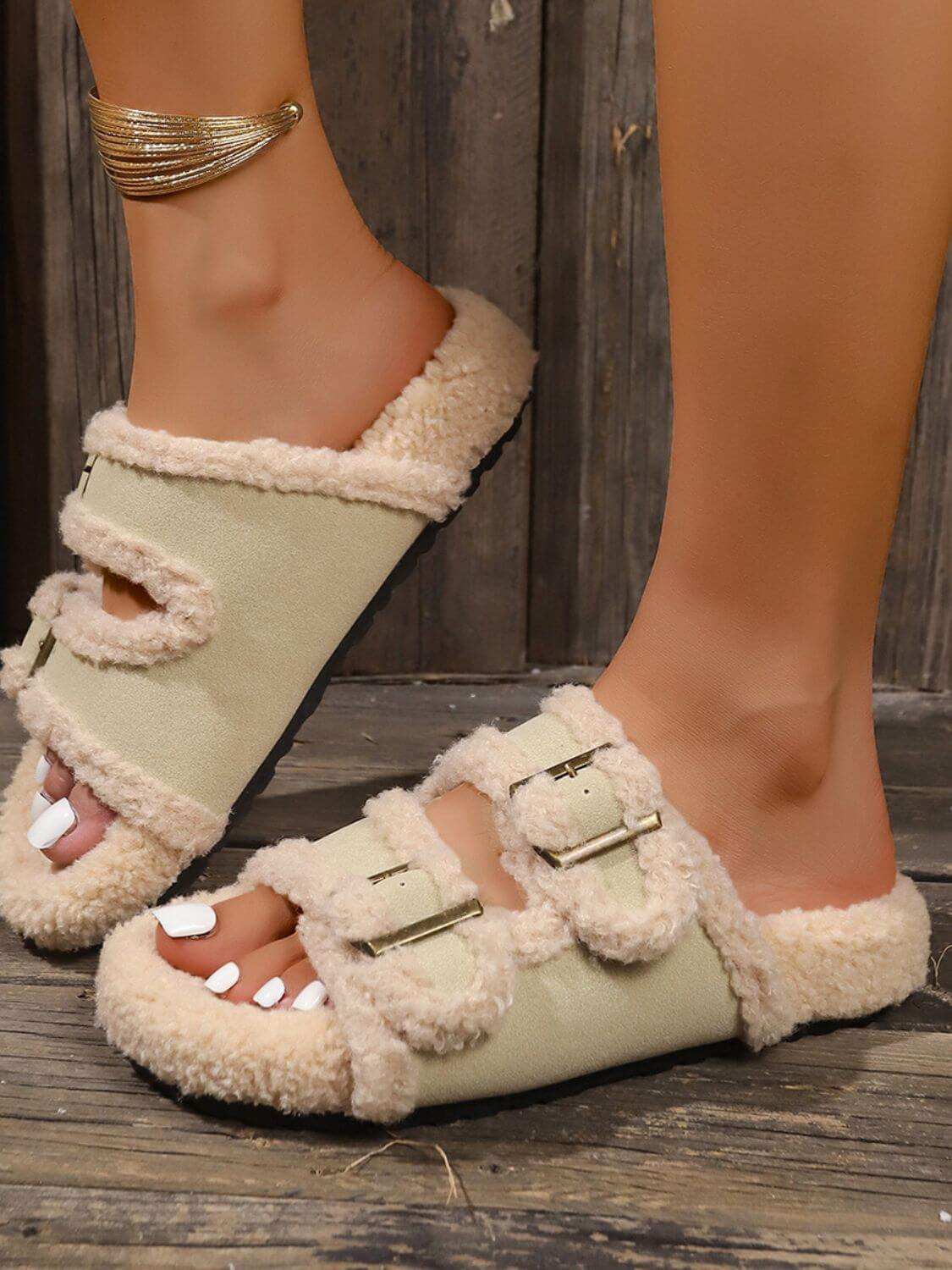 Fluffy Contrast Open Toe Slippers with faux fur and rubber sole for comfort and safety.