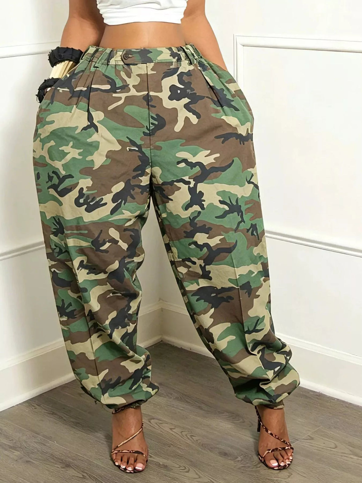Women camouflage cargo pants with multiple pockets, casual streetwear style, featuring a relaxed fit and trendy design.