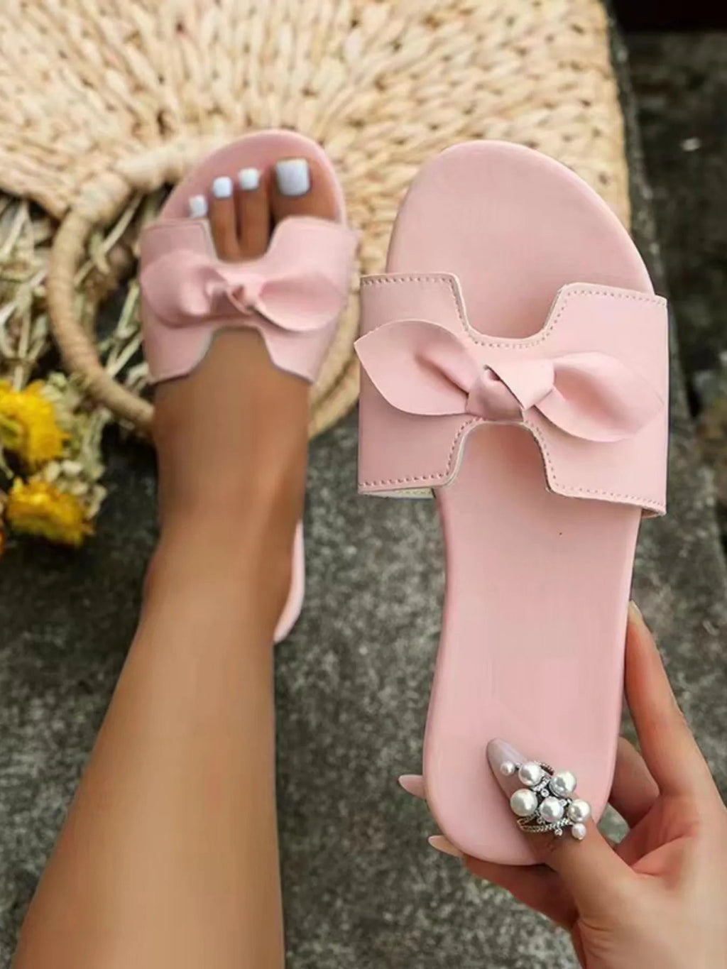 Elegant women's flat sandals with bow detail, made of comfortable PU leather slip-ons, perfect for casual and stylish wear.