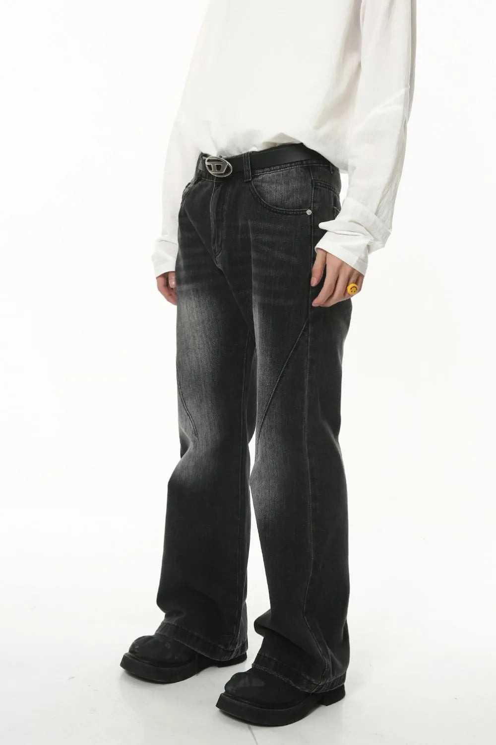 Light washed denim jeans from Plush Fashion Hub with front pockets, showcasing a classic fit and casual style.