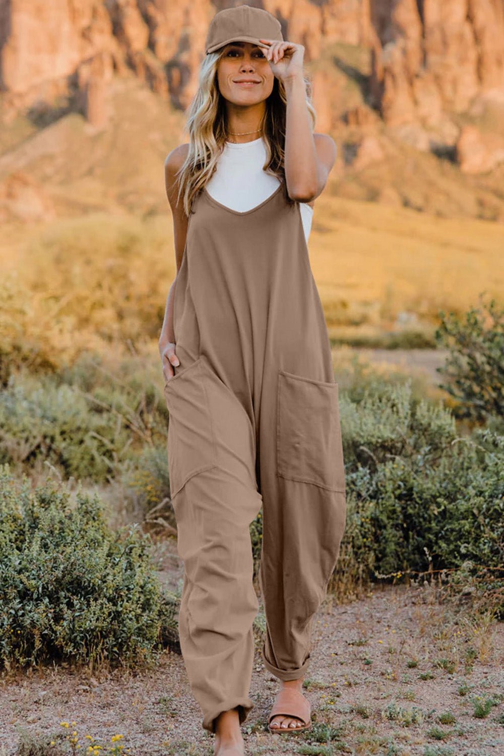 Women’s V-neck sleeveless jumpsuit with pockets, lightweight casual romper, trendy women’s apparel perfect for summer.