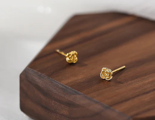 Rose-shaped 925 silver earrings with stud style, featuring delicate rose design, perfect for elegant jewelry accents.