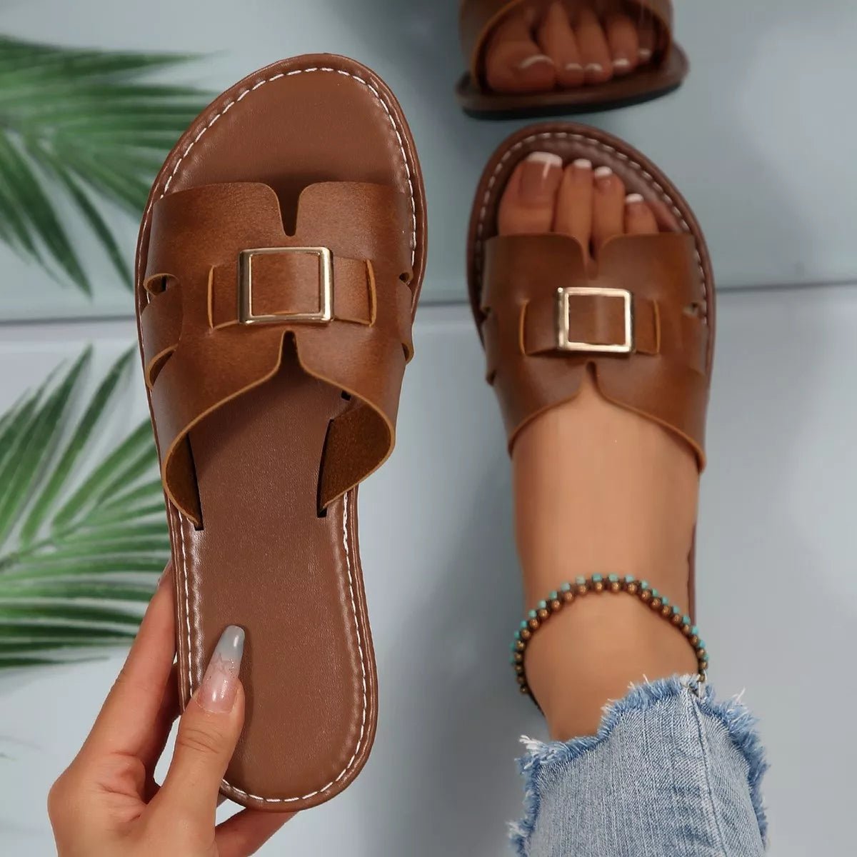 Women's open-toe flat sandals made of PU leather with a comfortable design, featuring a stylish and breathable open-toe style.