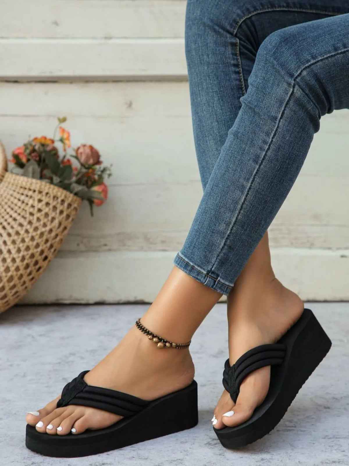Women’s plush fashion hub PU leather platform toe post sandals, showcasing comfortable slip-on shoe with chunky sole and stylish design.