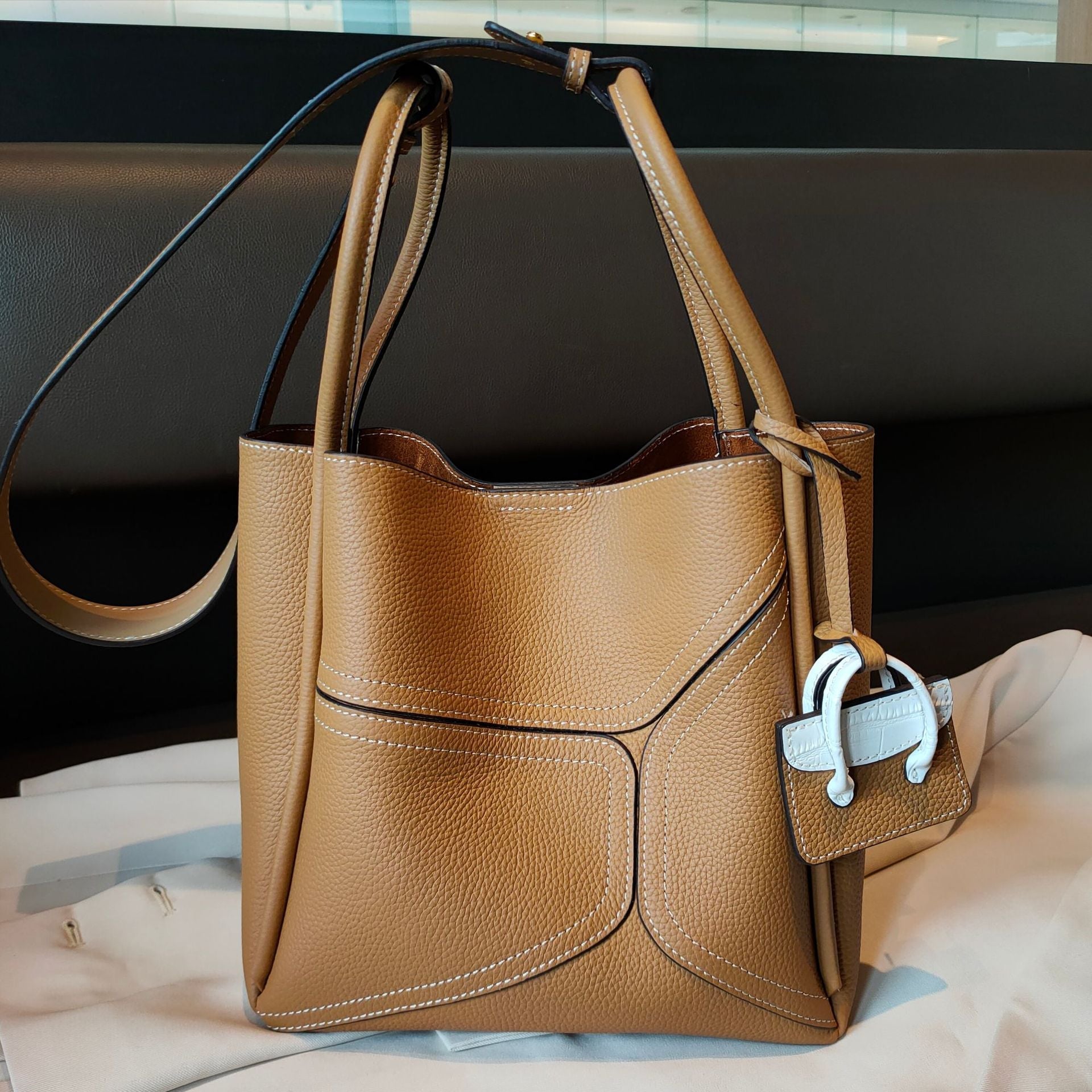 LadyShow.Store contrast color basket underarm bag with shoulder strap, stylish crossbody handbag for casual and chic looks.