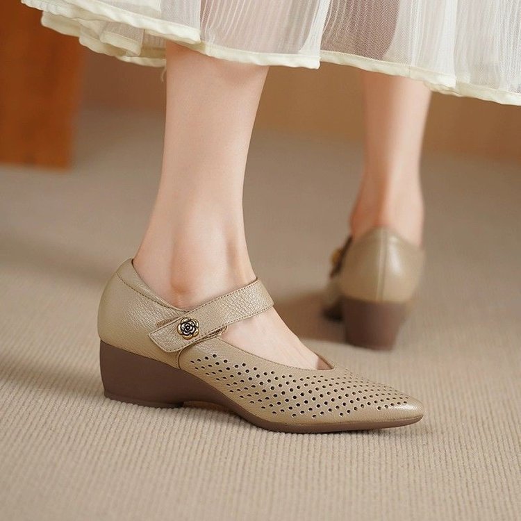 Women’s retro pointed high heels by FitiqueFit, stylish footwear with sleek design and pointed toe, perfect for dressy occasions.