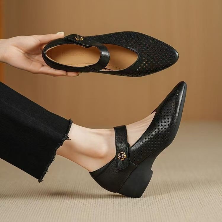 Women’s retro pointed high heels from FitiqueFit, stylish footwear with a vintage-inspired design and sleek silhouette.