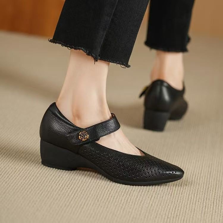 Women’s retro pointed high heels by FitiqueFit, stylish footwear with sleek design and pointed toe for elegant fashion.