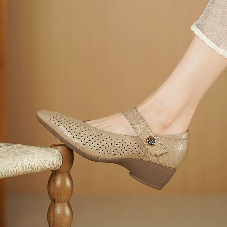Women's retro pointed high heels by FitiqueFit, stylish footwear featuring a classic silhouette and elegant design.